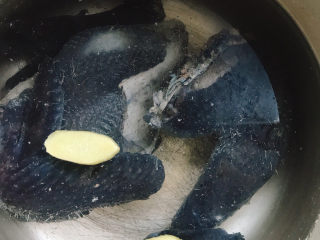 12、银耳乌骨鸡汤,重新加入适量清水、姜片