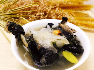 15、银耳乌骨鸡汤,放盐出锅即可食用。