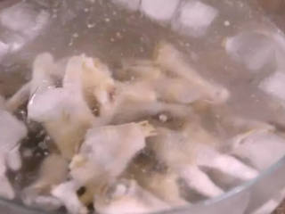 3、超级好吃的世界杯下酒零食——酸辣凤爪,水沸后，再煮6分钟，捞出过冰水