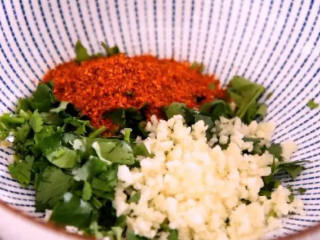 5、超级好吃的世界杯下酒零食——酸辣凤爪,碗中加入盐、糖、香菜、辣椒粉、蒜末、再淋入生抽、香醋、香油 