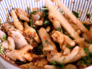 6、超级好吃的世界杯下酒零食——酸辣凤爪,放入鸡爪，拌匀