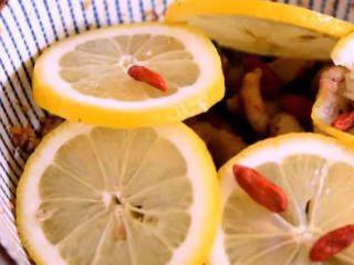 7、超级好吃的世界杯下酒零食——酸辣凤爪,最后放入柠檬、枸杞，封上保鲜膜