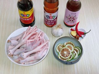 1、百香果柠檬鸡爪,准备食材，将鸡爪指甲剪掉，辣椒可以根据个人口味增加，也可以用泡椒。