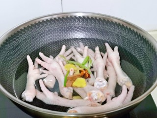 2、百香果柠檬鸡爪,鸡爪放入锅中，加入纯净水，再加入姜片，葱段，八角，桂皮，香叶。