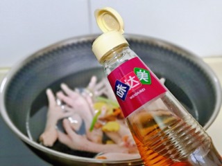 3、百香果柠檬鸡爪,再加入料酒。