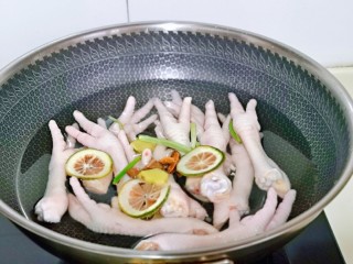 4、百香果柠檬鸡爪,加入三片柠檬片。(青黄柠檬都可以哈）