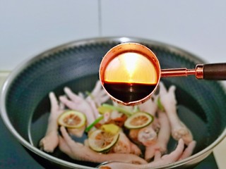 5、百香果柠檬鸡爪,再加入一小勺生抽。