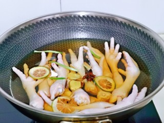 6、百香果柠檬鸡爪,盖上盖子大火烧开，煮10分钟左右。