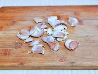 7、百香果柠檬鸡爪,利用这时间准备配料，大蒜去皮切碎。(大蒜去皮小窍门，用刀身用力拍，这样大蒜很容易脱皮呦)