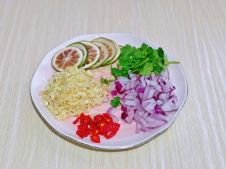 8、百香果柠檬鸡爪,洋葱切丁，香菜洗干净切段。