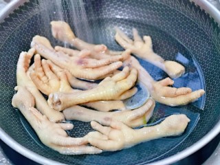 9、百香果柠檬鸡爪,这时鸡爪也煮好啦，用冷水反复冲，冲到鸡爪彻底凉。