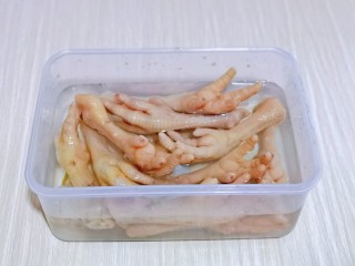 10、百香果柠檬鸡爪,从冰箱取出准备好的冰水，放入鸡爪，泡10分钟。(这样口感更好，还有就是好去骨）
