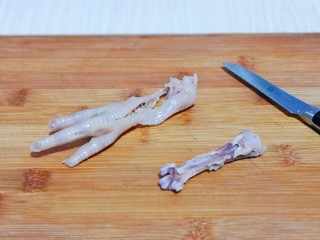 12、百香果柠檬鸡爪,再把大骨头用手剔出来，轻轻一扭就下来了。