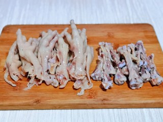 13、百香果柠檬鸡爪,依次做好，指头上的骨头没有去哈，如果你想去掉也可以呦～