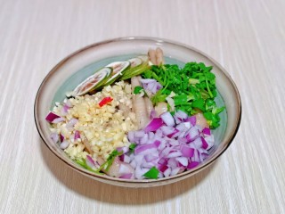 14、百香果柠檬鸡爪,鸡爪放入器具中，加入所有的配料。