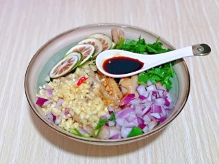 15、百香果柠檬鸡爪,再加入两小勺生抽。