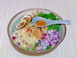 16、百香果柠檬鸡爪,再淋上一泡果醋，百香果口味。(香醋也可以，根据个人喜好来)