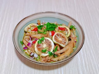 18、百香果柠檬鸡爪,戴上食品手套，抓拌均匀，盖上盖子腌制一夜。