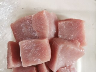 1、红枣海参汤,猪脊肉切小块。