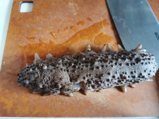 2、红枣海参汤,提早泡发好海参。