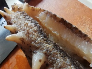 3、红枣海参汤,大海参切开几段。