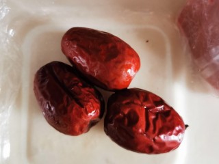 4、红枣海参汤,红枣洗干净去核，因为连核煲汤会燥。