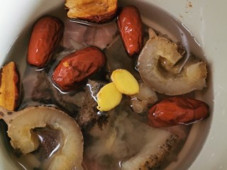 5、红枣海参汤,所有食材放入炖盅，加水加盖。