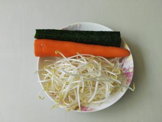 1、夏天来了，教你一招五分钟调制出爽口小凉菜,蔬菜准备好，可以多少放几种，因为中午就我自己，所以就放了三种蔬菜