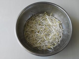 3、夏天来了，教你一招五分钟调制出爽口小凉菜,绿豆芽洗干净备用