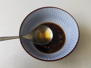 7、夏天来了，教你一招五分钟调制出爽口小凉菜,倒入2勺醋，2勺生抽，1勺盐，1勺白糖，1勺香油，1勺花椒油，也可以放点辣椒油