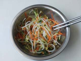 11、夏天来了，教你一招五分钟调制出爽口小凉菜,用筷子拌匀就可以上桌享用了，非常爽口