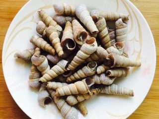 1、下酒菜～爆炒钉螺,钉螺去掉尾部尖尖的那部分将放入清水浸泡10分钟，吐出泥沙，最后清新干净