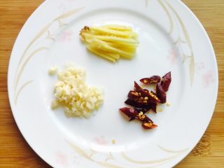 2、下酒菜～爆炒钉螺,姜切丝，大蒜切末，辣椒切圈备用