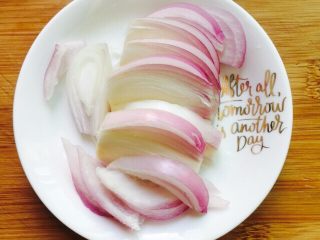 3、下酒菜～爆炒钉螺,洋葱切好备用，只需要1/4的洋葱即可