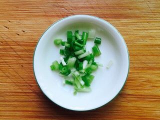 4、下酒菜～爆炒钉螺,葱洗干净切成葱花