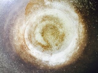 5、下酒菜～爆炒钉螺,热锅倒入适量食用油