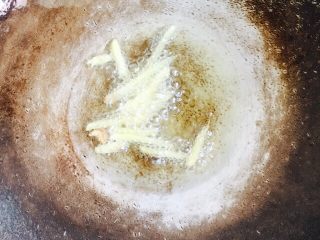 6、下酒菜～爆炒钉螺,放入姜丝煸出香味