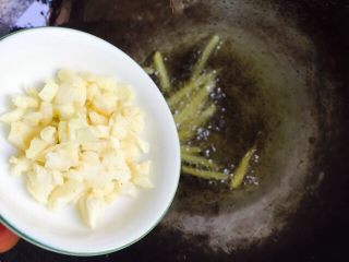 7、下酒菜～爆炒钉螺,再放入蒜末