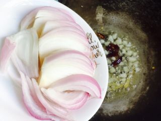 9、下酒菜～爆炒钉螺,最后放入洋葱