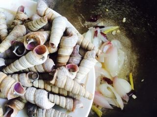 11、下酒菜～爆炒钉螺,倒入钉螺
