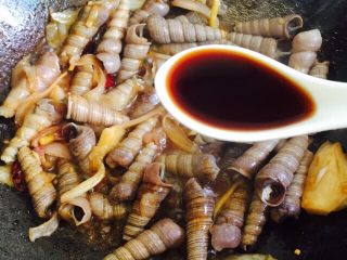 15、下酒菜～爆炒钉螺,一勺海鲜酱油翻炒均匀即可