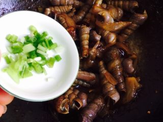 17、下酒菜～爆炒钉螺,放葱花