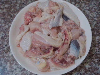 1、香菇焖鸡,鸡肉切小块并洗干净