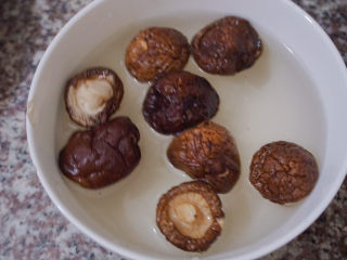 2、香菇焖鸡,香菇泡水至少半小时