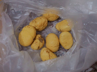 3、香菇焖鸡,在菜市场买来少许的板栗（不喜欢吃的可以不加哦）