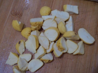 4、香菇焖鸡,将板栗切成小块（小块好入味）