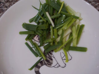 5、香菇焖鸡,准备适量的葱花