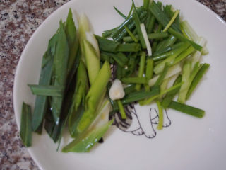 6、香菇焖鸡,还有适量的蒜段