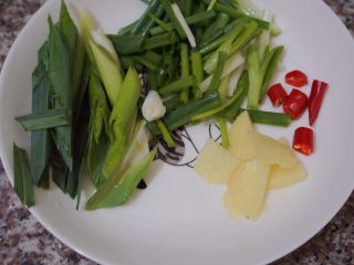 8、香菇焖鸡,还有姜片