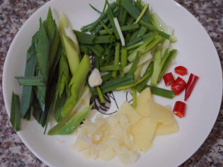 9、香菇焖鸡,少许蒜泥